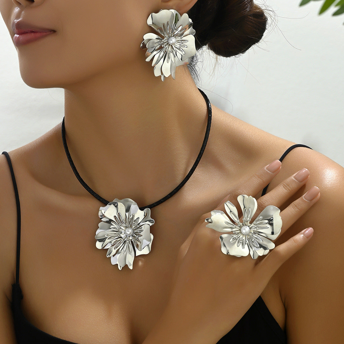 Retro Simple Flower Earrings And Necklace Set (Available)