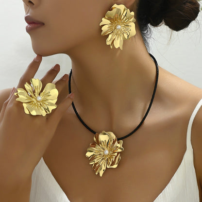 Retro Simple Flower Earrings And Necklace Set  (Available)