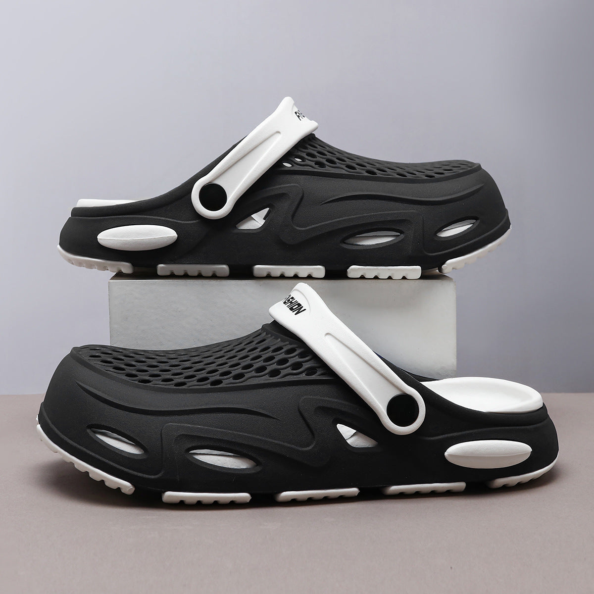 Men's Summer Closed Toe Non-slip Breathable Beach Slippers (Available)