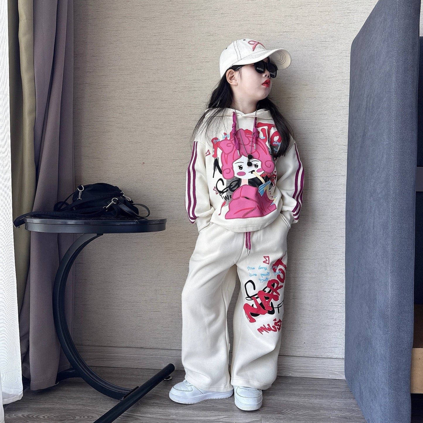 Casual style graffiti knitted sweater suits (Stock)