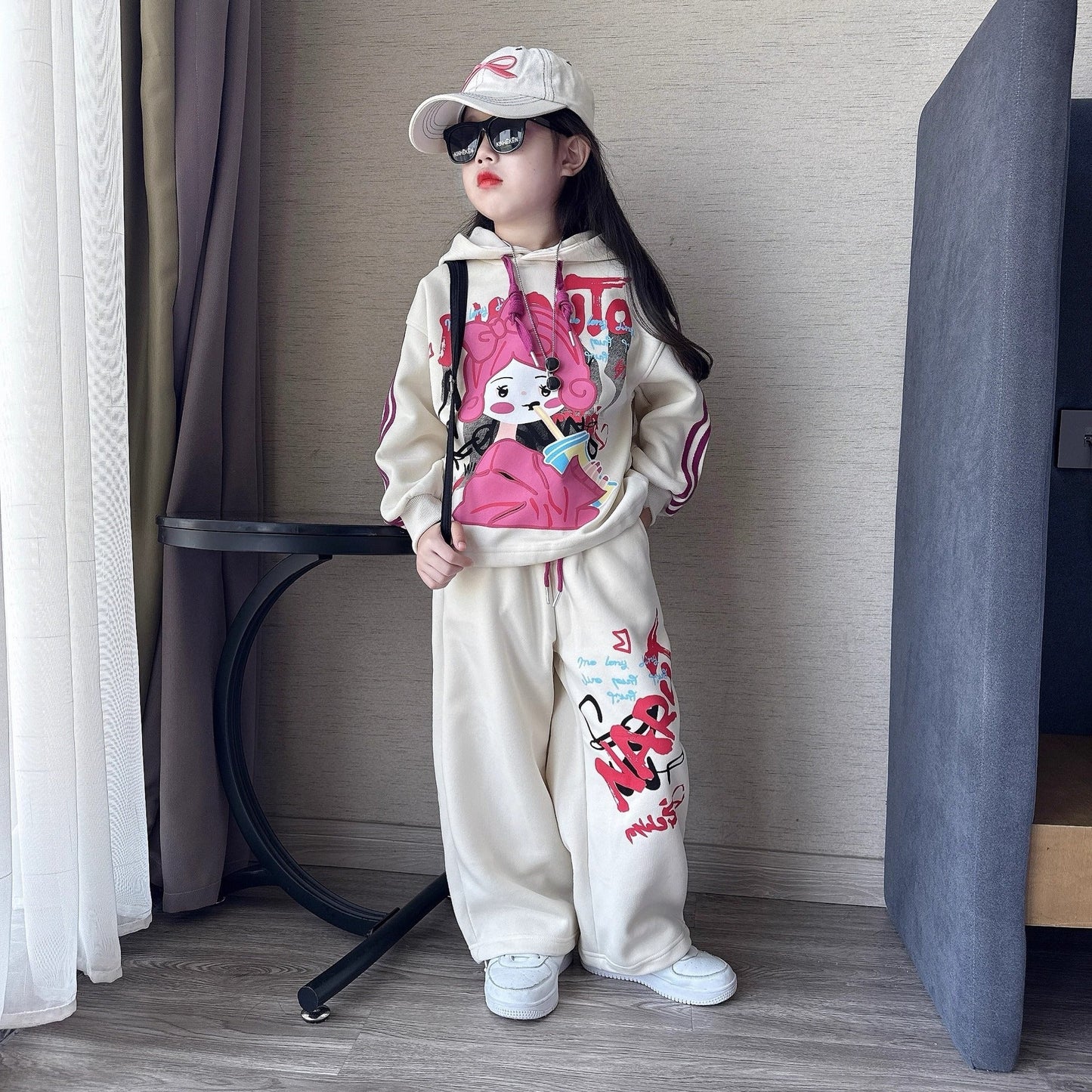 Casual style graffiti knitted sweater suits (Stock)